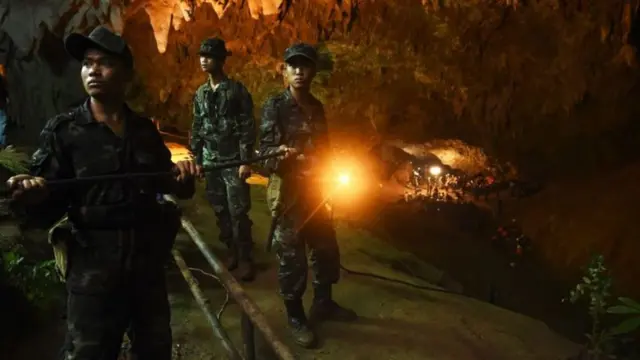 বিশ্বের বিভিন্ন প্রান্ত থেকে অভিজ্ঞ উদ্ধারকারীরা থাইল্যান্ডে গিয়েছিলেন গুহায় আটকে পড়া শিশুদের উদ্ধার করতে।