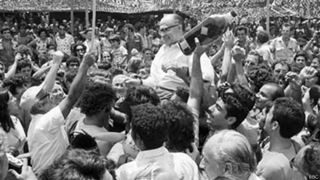 इसराइल में भीड़ के साथ ख़ुशियां मनाते विपक्ष के नेता बेगिन मेनाचिम