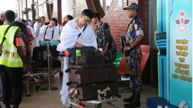 বিমানবন্দরের বাইরে হজ যাত্রীরা। (ফাইল ছবি)