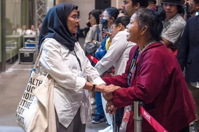 ประชาชนแสดงความยินดีหลังทราบว่า อังคณา นีละไพจิตร ได้รับเลือกให้เป็น สว.