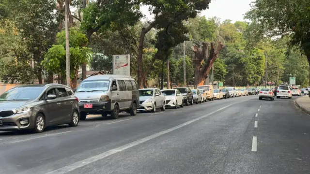 ၂၀၂၆ မတ် ၃ ရက်၊ ရန်ကုန်မြို့မှာ စက်သုံးဆီတန်းစီနေတဲ့ ကားတန်းရှည်ကြီး