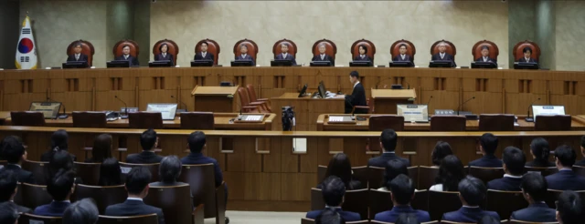 조희대 대법원장을 비롯한 대법관들이 1일 오후 이재명 더불어민주당 대통령 후보의 공직선거법 사건 전원합의체 선고를 위해 서울 서초구 대법원 대법정에 입장해 자리에 앉아 있다.