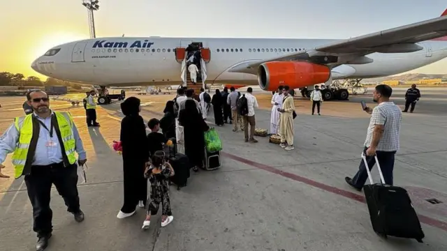 ஆப்கானிஸ்தான், தாலிபன், காபூல், விமான பயணம், லேண்டிங் கியர்