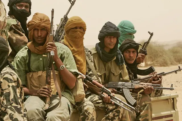 Rebelles touaregs patrouillant près de leur camp de Tigha, situé au nord de Kidal.