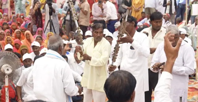 RTI ACTનાં 20 વર્ષ : ગુજરાતની પડોશમાં આવેલું એ ગામ જ્યાંથી માહિતી અધિકાર ચળવળનો પાયો નંખાયો હતો, બીબીસી ગુજરાતી રાઇટ ટુ ઇન્ફોર્મેશન માહિતી અધિકાર 2005