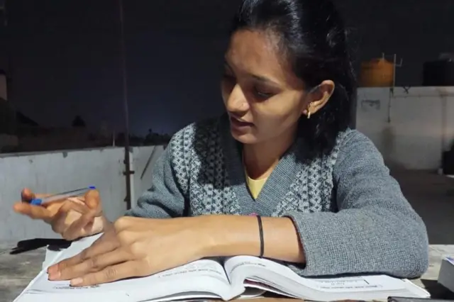 مہاراشتر کی مقابلے کے امتحان میں کامیاب بہنیں