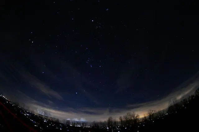 Una vista del cielo nocturno durante una alineación planetaria en enero