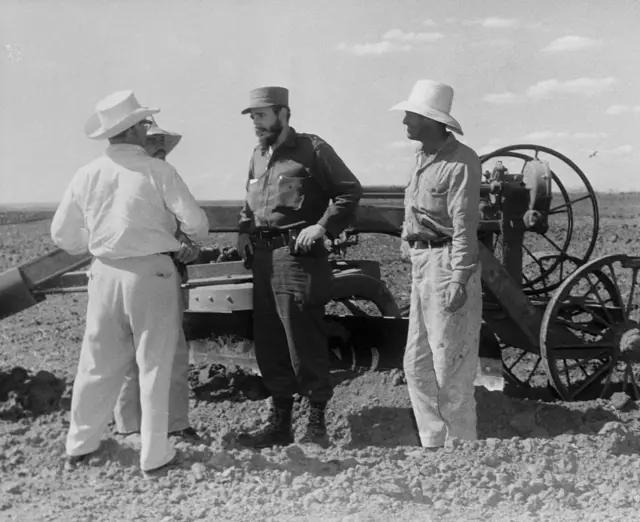 کاسترو با کشاورزان صحبت می‌کند