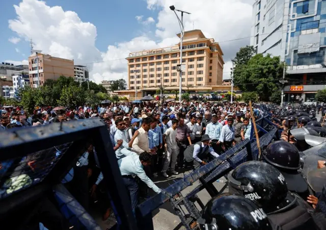 विज्ञहरूले भीड व्यवस्थापनको काम सुरक्षा निकायले गर्नसक्ने बताउँछन्