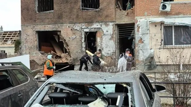 Пошкоджений будинок, розбите авто поруч