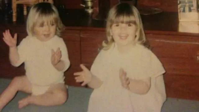 Una foto de Nikita Dallison y Mellissa Arkwright en 1994. Ambas chicas aparecen sonriendo y aplaudiendo en la imagen.