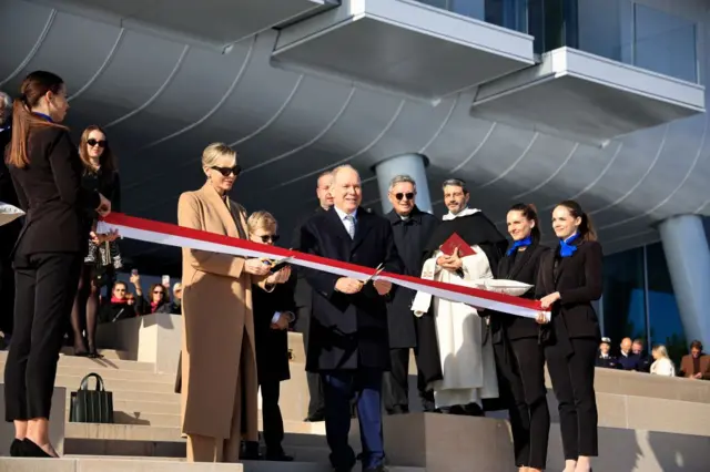 El príncipe Alberto II de Mónaco (centro) corta la cinta junto a la princesa Charlene de Mónaco (izq.) y el príncipe Jacques (centro) durante la inauguración del nuevo distrito «Mareterra» en Mónaco, el 4 de diciembre de 2024.