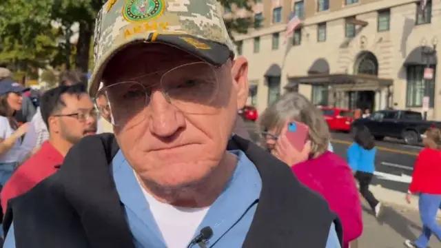 O veterano Mike MacGregor em comício democrata em Washington D.C.