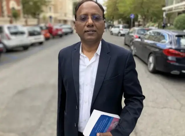 Deepak Gupta tenant un livre.