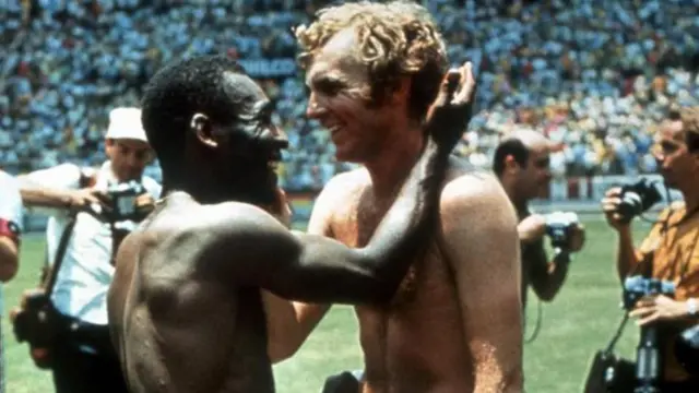 پله و بابی مور پس از پایان بازی برزیل و انگلیس در ورزشگاه خالیسکو