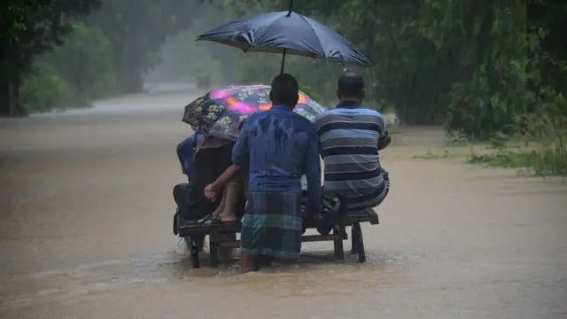 আশ্রয়ের খোঁজে ছুটছে মানুষ