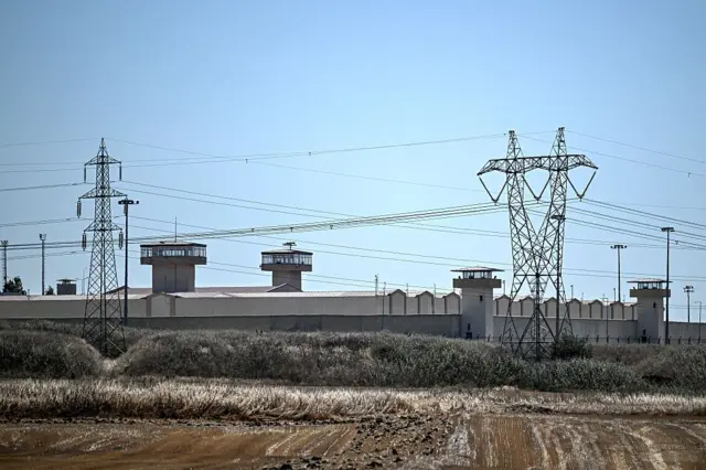 İstanbul Silivri'deki Marmara Kapalı Ceza İnfaz Kurumu'nun dışarıdan görüntüsü, elektrik direkleri ve cezaevi kuleleri görünüyor
