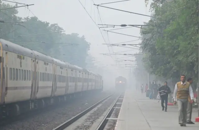 দূষণ আর ধোঁয়াশায় রাজধানীর ট্রেন পরিষেবাও বিপর্যস্ত