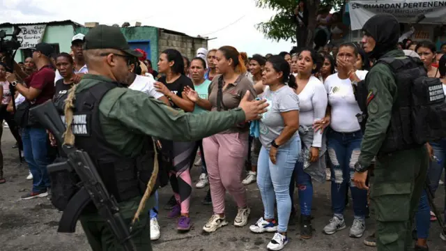 Familiares de los presos de Tocorón intentaron saber qué estaba ocurriendo dentro del penal. 