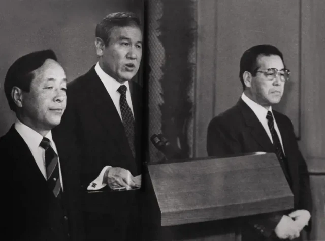 3당 합당을 선언하고 있는 노태우 전 대통령과 김영삼 통일민주당 총재, 그리고 김종필 당시 신민주공화당 총재