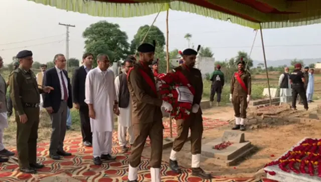 اشرف مارتھ کی قبر