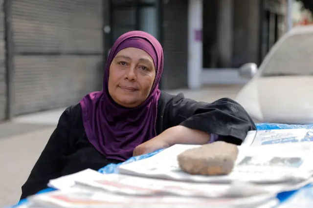 Mısır'da gazete satan Nadia