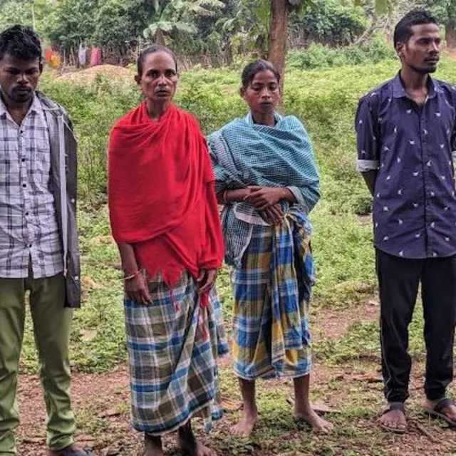 कथित मुठभेड़ में मारे गए आदिवासियों के परिजन.