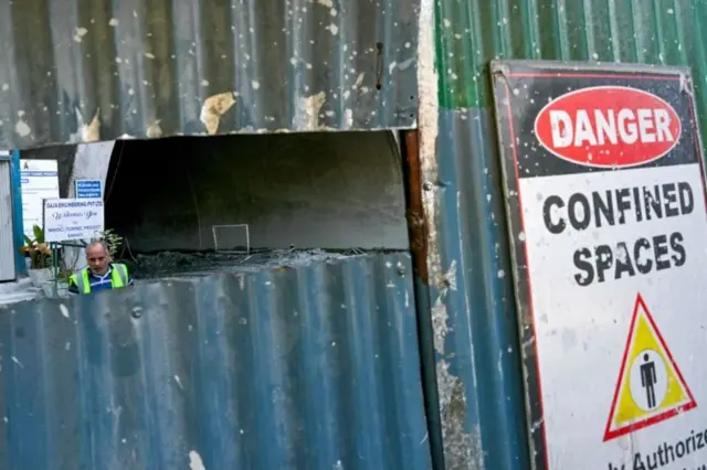 ఎమర్జెన్సీ డోర్లు