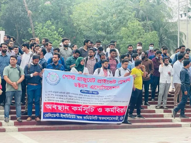 এ সপ্তাহের শুরুতে গত ২৫শে মার্চ থেকে ২৯ শে মার্চ পর্যন্ত, এই পাঁচ দিনে সারা দেশে পূর্ণ কর্মবিরতি (ক্যাজুয়ালিটিসহ) এবং কর্মসূচি পালনের ঘোষণা দিয়েছিলেন ট্রেইনি ও ইন্টার্ন চিকিৎসকরা।