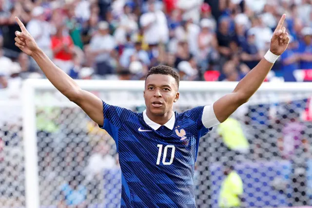 Kylian Mbappé, numéro 10 de l'équipe de France, célèbre son but lors du match de seizièmes de finale de la Coupe du monde de la FIFA 2026 opposant la France à la Suède au New York New Jersey Stadium le 30 juin 2026 à East Rutherford, dans le New Jersey.