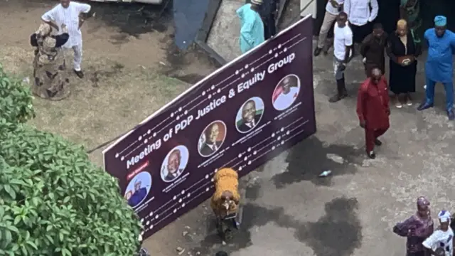 Ọkọlọtọ na-egosi ndị gọvanọ ahụ