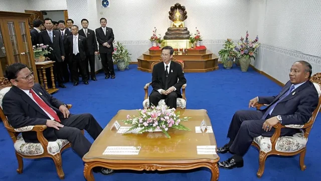 ชาญชัย ลิขิตจิตถะ ประธานศาลฎีกา (ตรงกลาง) อักขราทร จุฬารัตน ประธานศาลปกครองสูงสุด (ด้านขวา) และผัน จันทรปาน ตุลาการศาลรัฐธรรมนูญ ปฏิบัติหน้าที่ประธานศาลรัฐธรรมนูญ (ด้านซ้าย) ร่วมประชุม 28 เม.ย. 2549 เพื่อหาทางแก้ไขวิกฤตการเมืองตามกระแสพระราชดำรัส