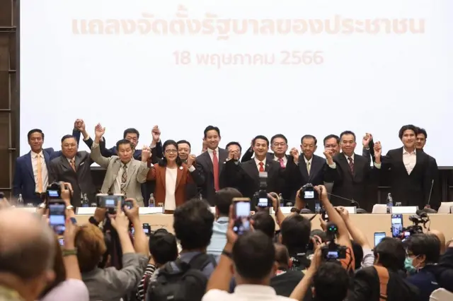 หัวหน้า 8 พรรคการเมืองร่วมเซ็น MOU จัดตั้งรัฐบาล โดยถือเป็นครั้งแรกที่สิ่งนี้ในการเมืองไทย ก่อนที่ MOU จะถูกฉีกลงในอีก 2 เดือนต่อมา