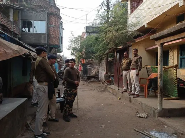 दिलदारच्या घराबाहेरचा पोलिस बंदोबस्त 