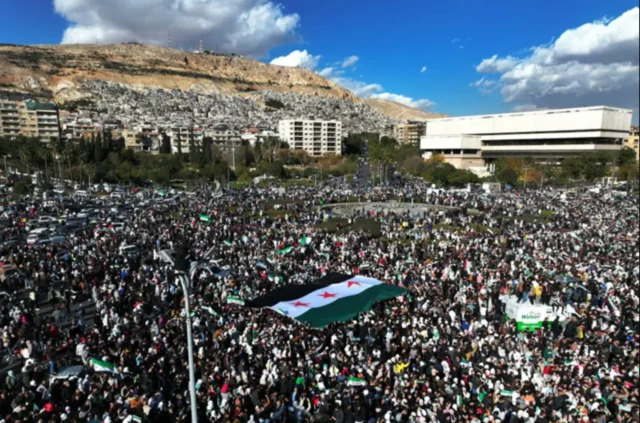 د امویانو میدان ته چې د دمشق تر ټولو لوی میدان دی، زرګونه سوریایان ورغلي وو چې د اسد د واکمنۍ سقوط ولمانځي 