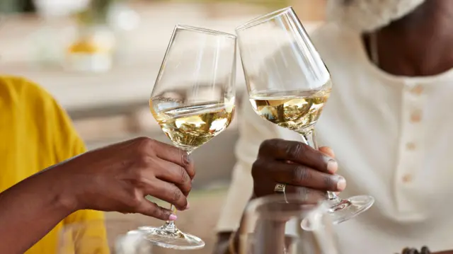 Foto of friends wey dey drink alcohol. 