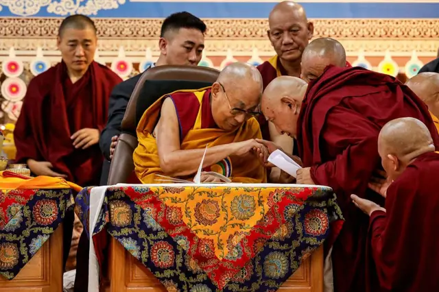 চীন অবশ্য দালাই লামার সিদ্ধান্তের বিরোধিতা জানিয়েছে