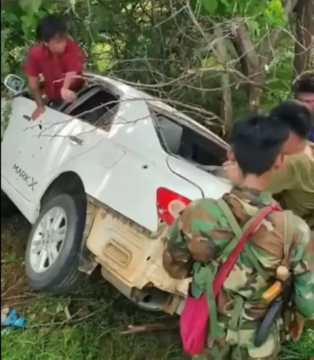 ကျောက်ပန်းတောင်း-မိတ္ထီလာလမ်းပေါ်   သြဂုတ် ၃၁ ရက်တုန်းက မြင်းခြံခရိုင် စစ်ဆင်ရေး မဟာမိတ်အဖွဲ့တွေ ပစ်ခတ်ခဲ့တဲ့ကားလို့ ဒေသကာကွယ်ရေးပူးပေါင်းတပ်ဖွဲ့တွေက ထုတ်ပြန်တဲ့ရုပ်သံဖြစ်ပါတယ်။ လမ်းဘေးကို ထိုးကျသွားတ ယ်လို့ ယူဆရတဲ့  ဘေးတိမ်းစောင်းနေတဲ့ အဖြူရောင် ပစ်ကပ်ကား တစ်စီးနဲ့ ဒေသကာကွယ်ရေးတပ်ဖွဲ့ဝင်လို့ ယူဆရတဲ့ အမျိုးသား ၄ ဦးကို တွေ့ရပါတယ်။ 