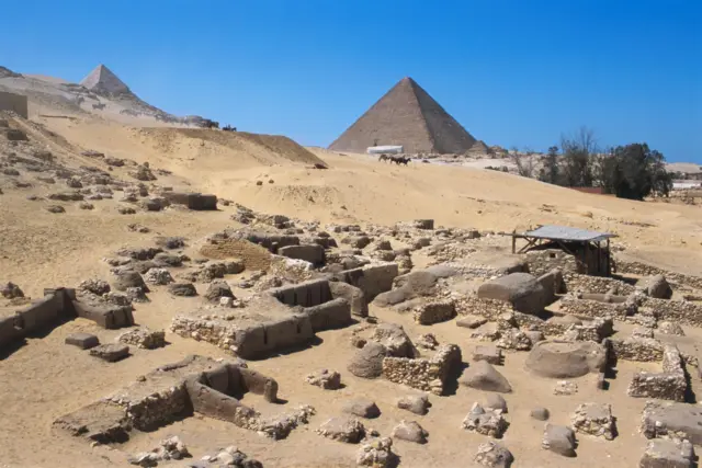 د جیزه هرمونو څنګ ته د هرم جوړوونکو کارګرو قبرونه 