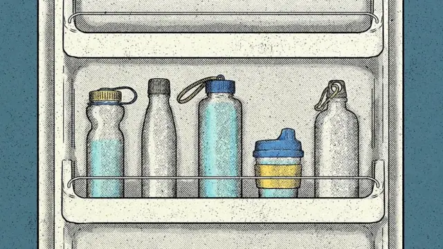 Ilustração de uma geladeira com várias garrafas d'água. 