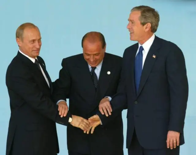 Vladimir Putin, Silvio Berlusconi and George W. Bush for 2002 share moment for di NATO-Russia summit