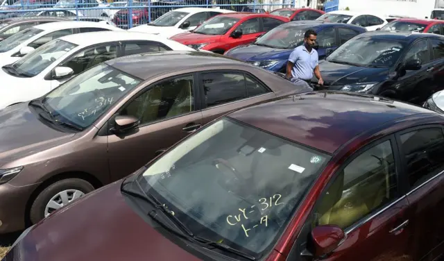 ''මගෙන් ගත්ත වාහනේ දැන් මාර්කට් එකේ විකුණන්නේ ලක්ෂ 75 -76 වගේ ගානකට. ඇත්තම කිව්වොත් වාහන ගේන්න පටන් ගත්තට පස්සේ පරණ වාහන ගාන ලක්ෂ 10 කට වඩා වැඩි වෙලා.''