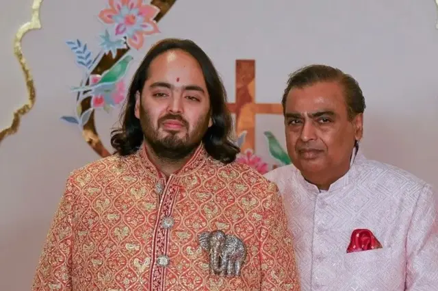 Mukesh Ambani (midig) iyo wiilkiisa Anant Ambani