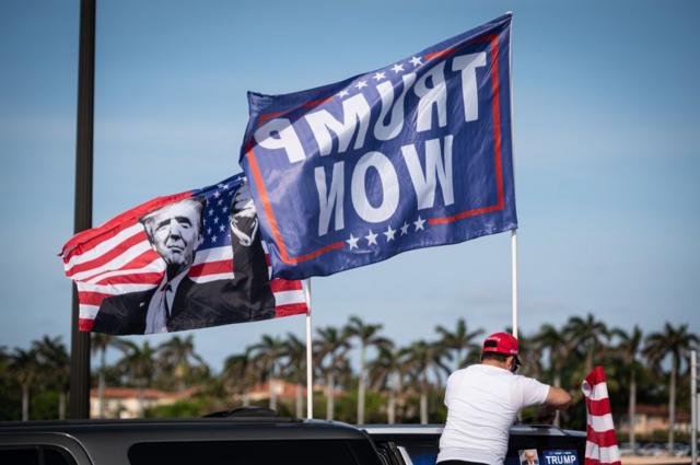 Сторонники Трампа с флагами