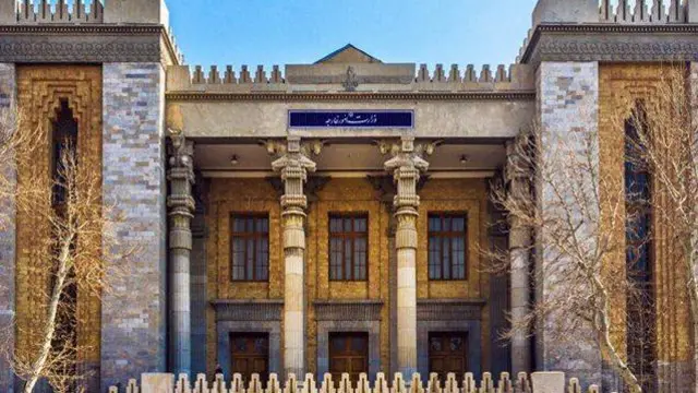 عکسی پاییزی از سردر وزارت خارجه ایران در تهران