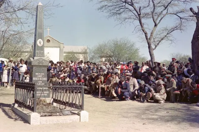 Des soldats hereros rendent hommage aux héros de guerre tombés au combat lors d'un défilé organisé à Okahandja, le 27 août 1989, à l'occasion de la commémoration du massacre perpétré par les Allemands contre ces groupes ethniques lorsque les Hereros et les Namas se sont rebellés contre la domination coloniale allemande entre 1904 et 1908.