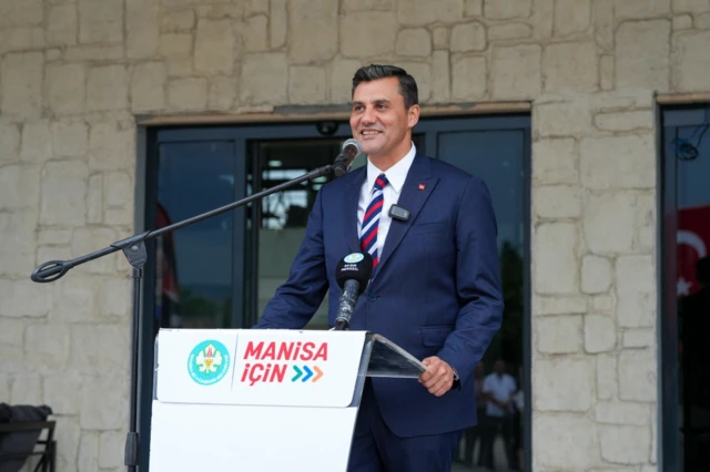 Ferdi Zeyrek kürsüde konuşma yapıyor