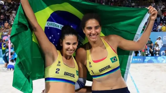 Ana Patrícia e Duda comemorando o ouro