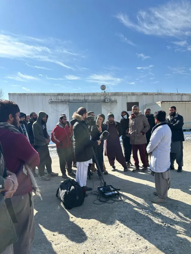 له یو شمېر هغو کسانو سره د خبرو پر مهال چې د اعتیاد درملنه یې کېږي.