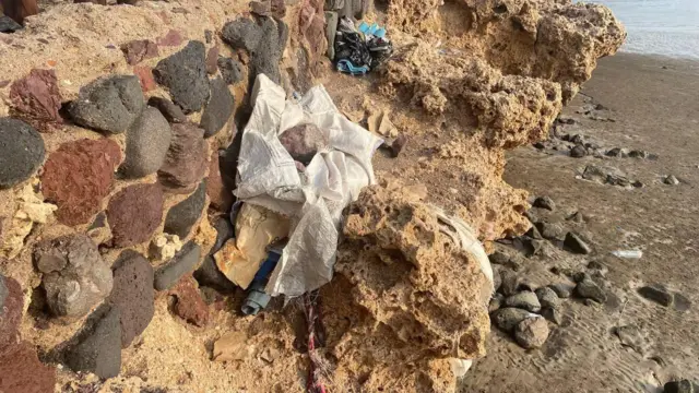 መግቢያ የሌላቸው ስደተኞች ማዳበሪያን የመሳሰሉ ነገሮችን ተጠልለው በረሃው ላይ ይገኛሉ 